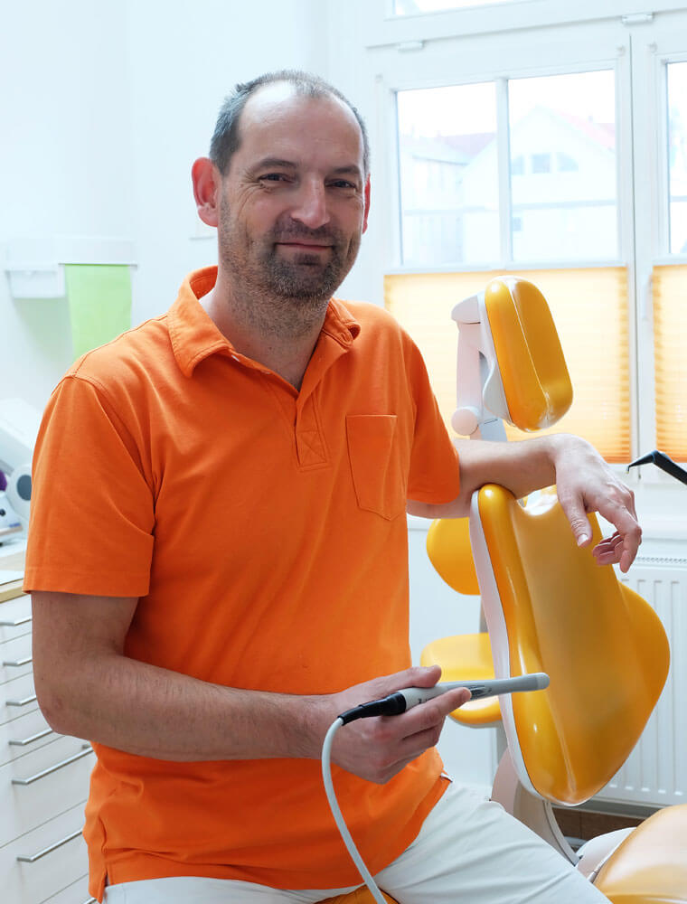 Zahnarzt Andreas Gniech im Behandlungszimmer